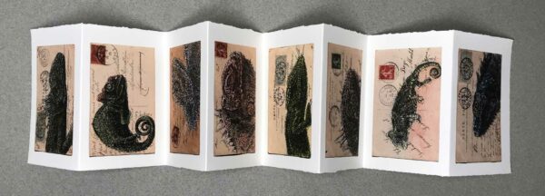 Yves Coladon artiste peintre et graveur. Caméléon, encre et aquarelle sur dos de vielle carte postale